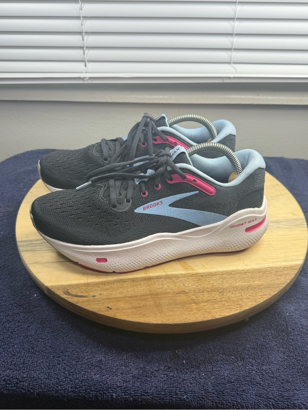 Brooks Ghost Max Black with Pink & Light Blue Accents (Women’s 7.5) - Picture 3 of 7